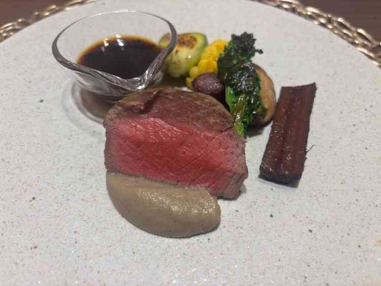 試食した料理の写真です。赤身肉がとても柔らかくさっぱりしていたので、誰でも食べやすいと思います。