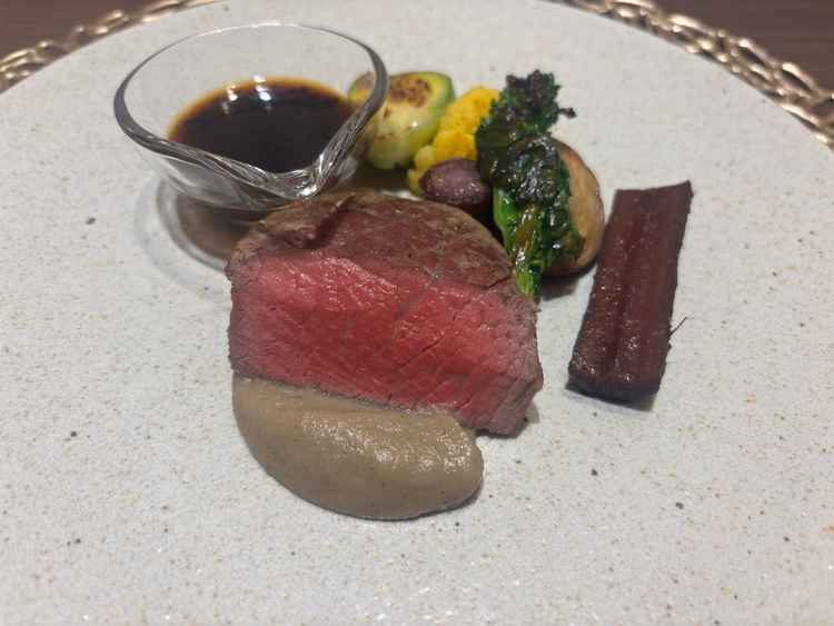 試食した料理の写真です。赤身肉がとても柔らかくさっぱりしていたので、誰でも食べやすいと思います。