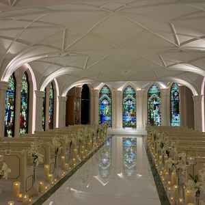 挙式会場と長いバージンロード。