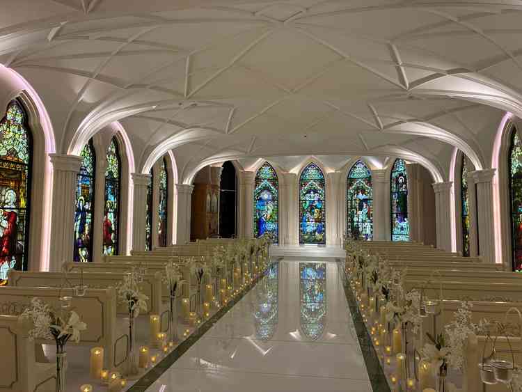 挙式会場と長いバージンロード。