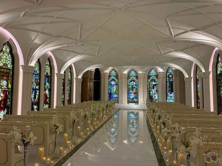 挙式会場と長いバージンロード。