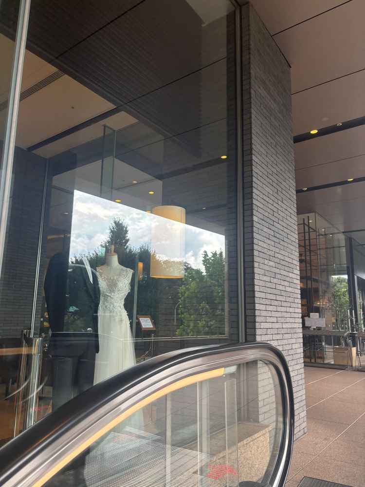 入り口のエスカレーターです。ゲストはここのエスカレーターを上がって披露宴会場まで行きます。