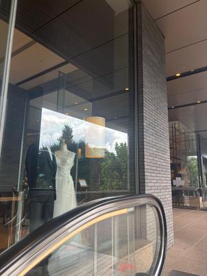 入り口のエスカレーターです。ゲストはここのエスカレーターを上がって披露宴会場まで行きます。