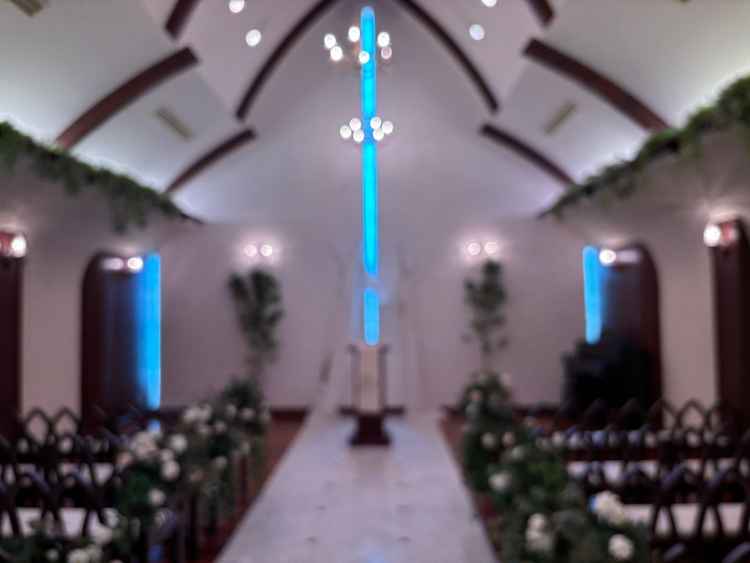 白を基調とした天井の高いチャペル