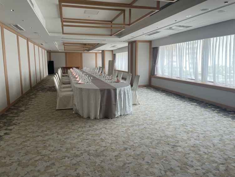 窓がある披露宴会場です