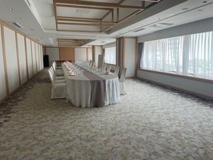 窓がある披露宴会場です