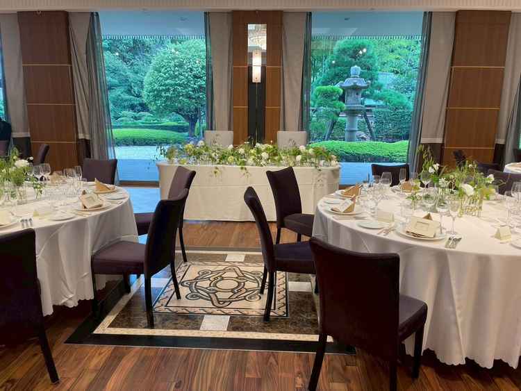 別の披露宴会場。ニューオータニの庭園が望める会場。ライブキッチンのある会場でゲストとの距離も近い。