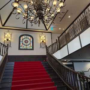 大階段、非常にクラシカルで落ち着いた雰囲気。ドレスが映えそう