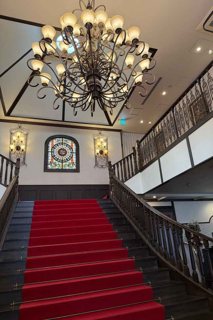 大階段、非常にクラシカルで落ち着いた雰囲気。ドレスが映えそう