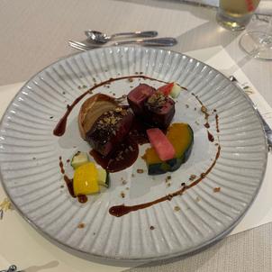 メイン料理のお肉は柔らかく、ソースも絶品でした。彩り豊かな野菜も添えられ、目でも舌でも楽しめます。