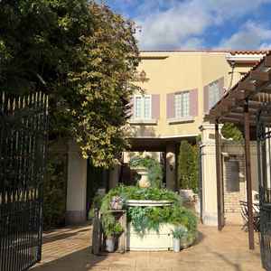 入り口には小さな噴水があり、門のところに愛車やバイクを置いて飾ることもできるそう。