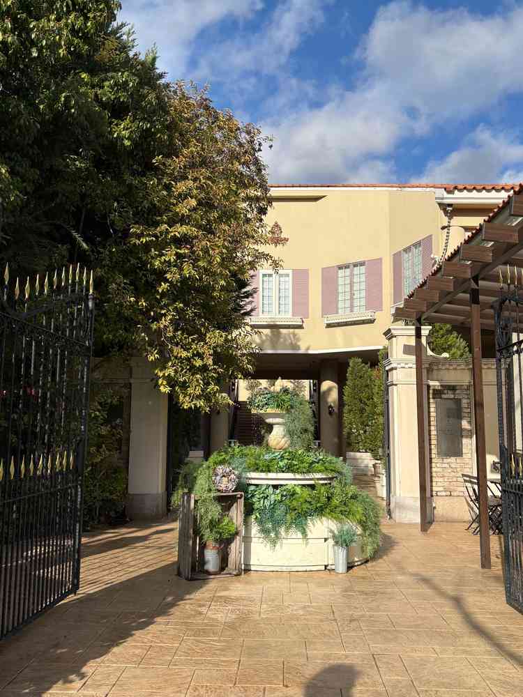 入り口には小さな噴水があり、門のところに愛車やバイクを置いて飾ることもできるそう。