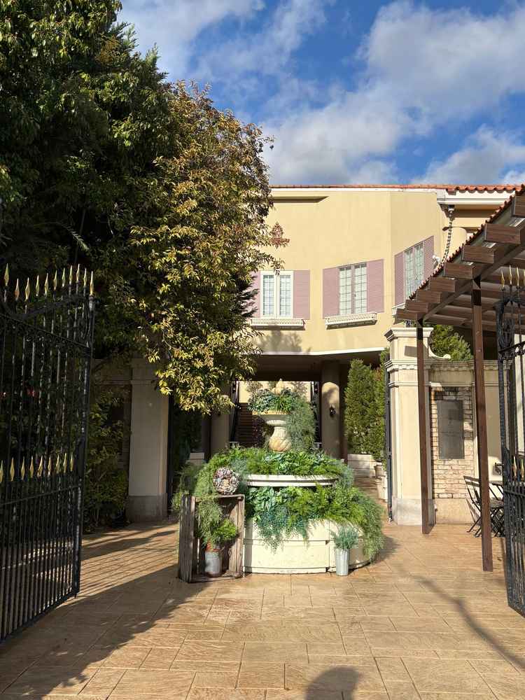 入り口には小さな噴水があり、門のところに愛車やバイクを置いて飾ることもできるそう。