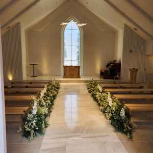 挙式会場は白基調でライトアップされ温かみを感じました。