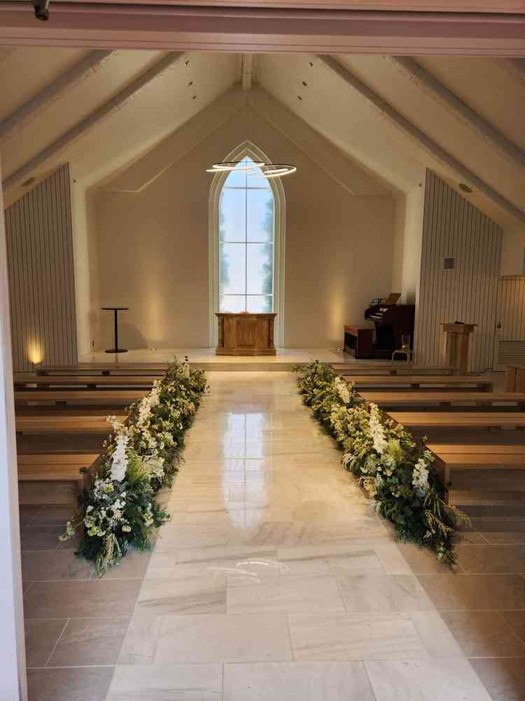 挙式会場は白基調でライトアップされ温かみを感じました。