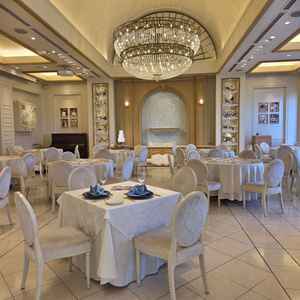 温かみのある披露宴会場の1つでテーブルコーディネートによってアレンジができる自由度がよいです。