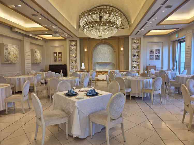 温かみのある披露宴会場の1つでテーブルコーディネートによってアレンジができる自由度がよいです。