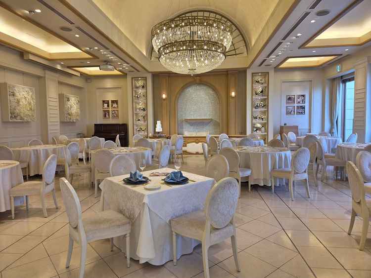 温かみのある披露宴会場の1つでテーブルコーディネートによってアレンジができる自由度がよいです。