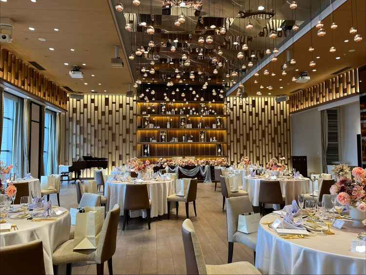 式場の1つ。華やかさがありつつ、落ち着いた雰囲気でした。