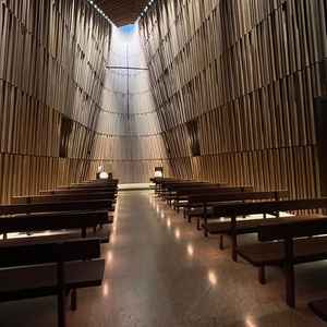 披露宴会場の2階に聖歌隊や演奏隊が居るため、挙式の写真に映らない。