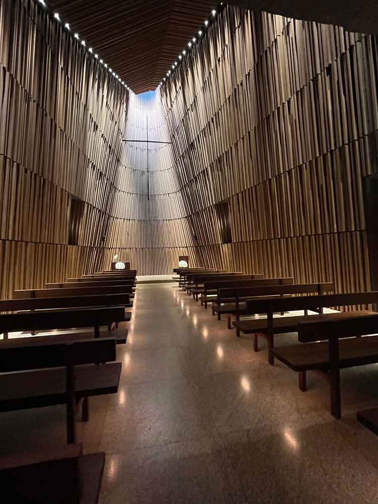 披露宴会場の2階に聖歌隊や演奏隊が居るため、挙式の写真に映らない。