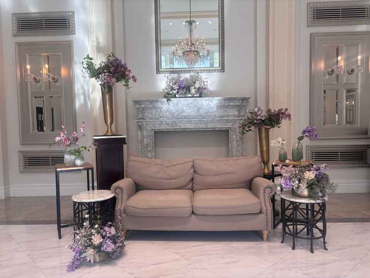 披露宴会場、新郎新婦のソファ