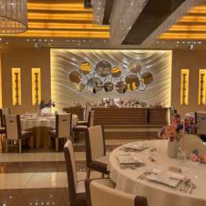 披露宴会場な一つ。華やかで可愛い印象。