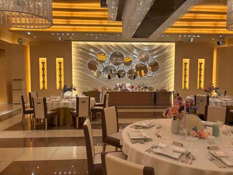 披露宴会場な一つ。華やかで可愛い印象。