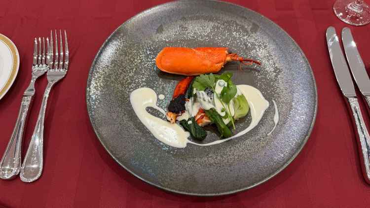 魚介のメイン。オマール海老がふわふわで臭みも無かったです。