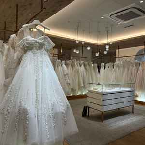 ドレスが全て可愛く1000着程から選べるのが魅力的でした。パーソナルカラー診断があるのも嬉しいです。