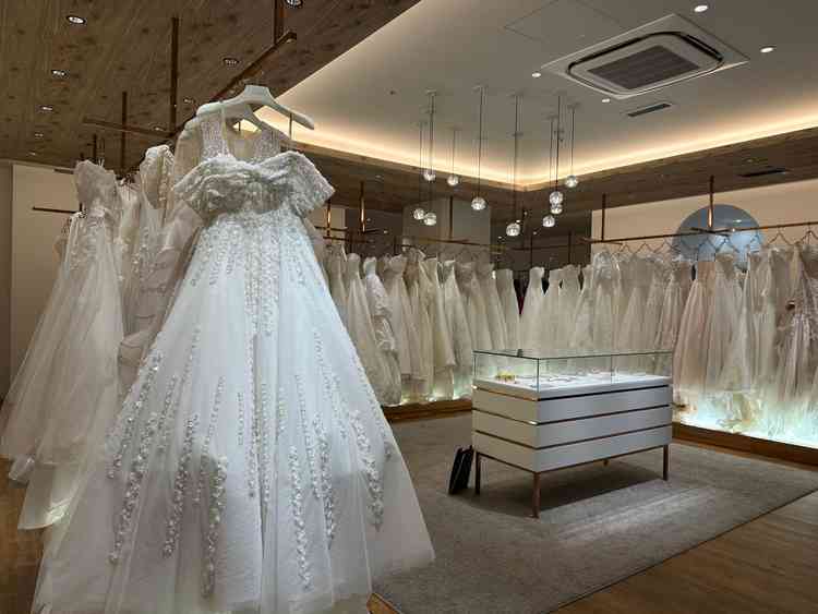 ドレスが全て可愛く1000着程から選べるのが魅力的でした。パーソナルカラー診断があるのも嬉しいです。