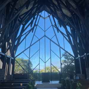 森のチャペル。木の匂いがとても心地よかった。逆光にならないように工夫された設計になっている。