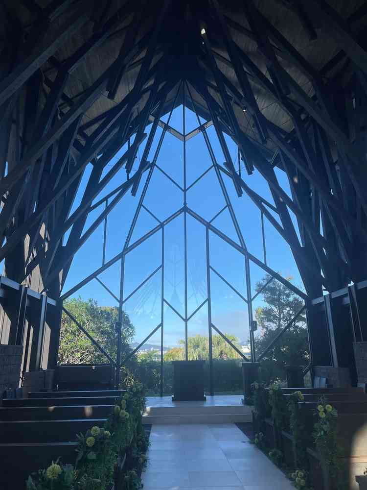 森のチャペル。木の匂いがとても心地よかった。逆光にならないように工夫された設計になっている。