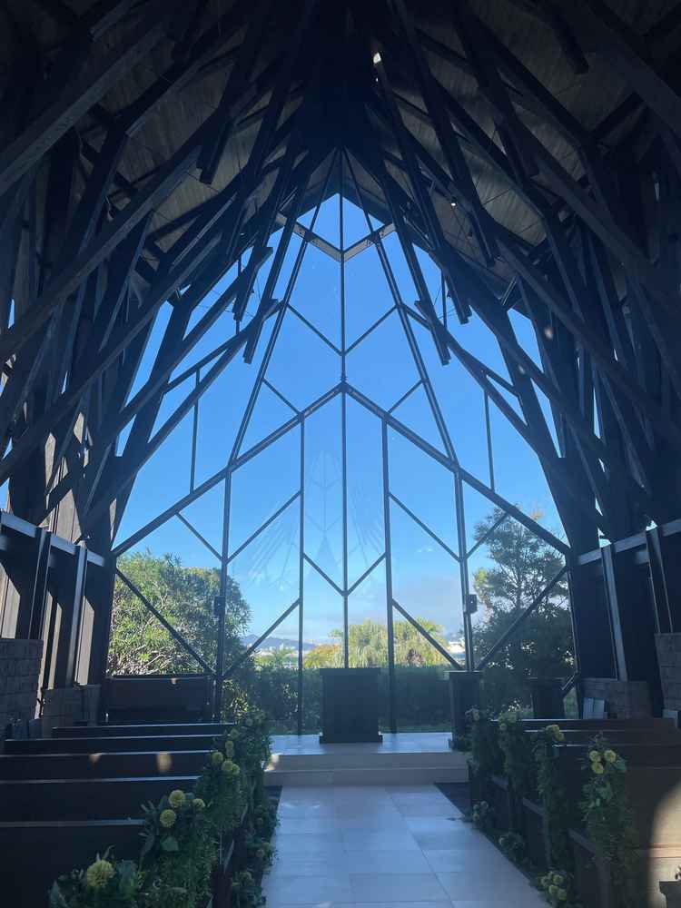 森のチャペル。木の匂いがとても心地よかった。逆光にならないように工夫された設計になっている。