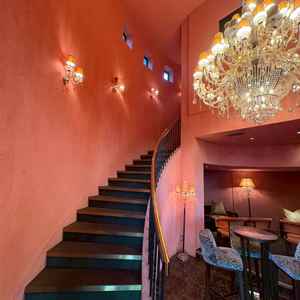 結婚式場のエントランスからホテルにつながる階段の写真。ダークレッドを基調とした落ち着いた雰囲気でした