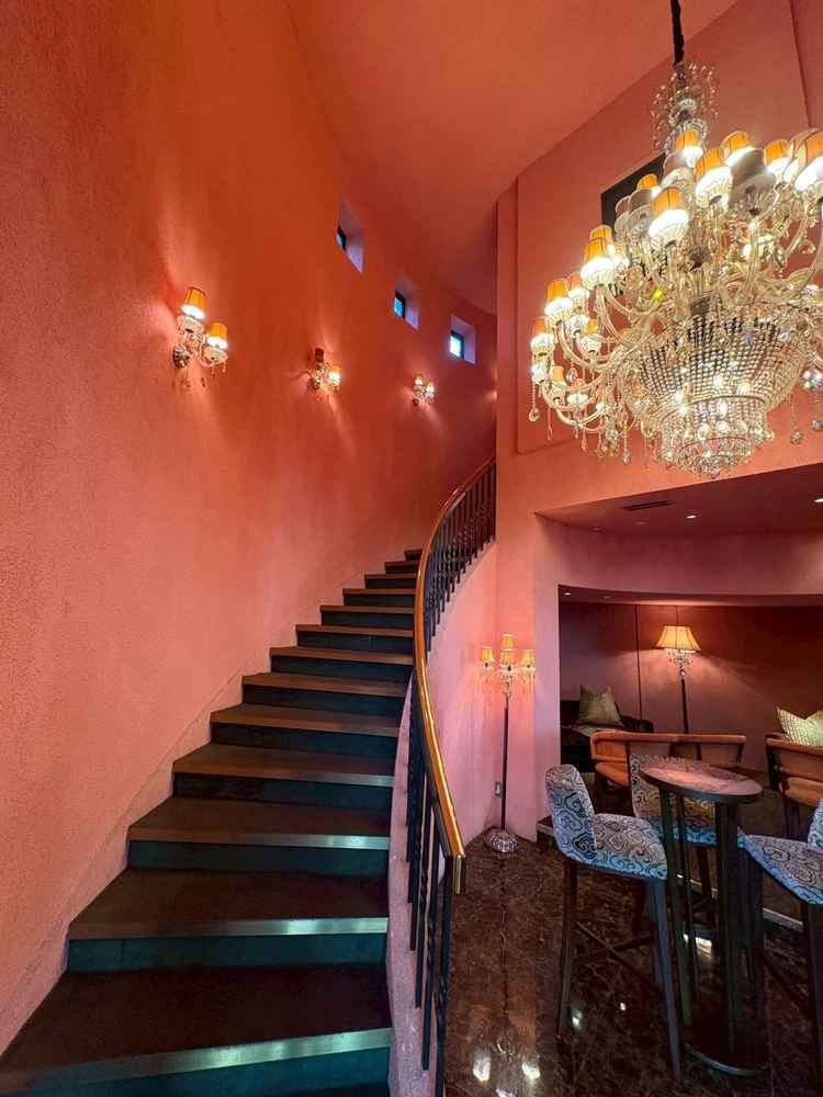 結婚式場のエントランスからホテルにつながる階段の写真。ダークレッドを基調とした落ち着いた雰囲気でした