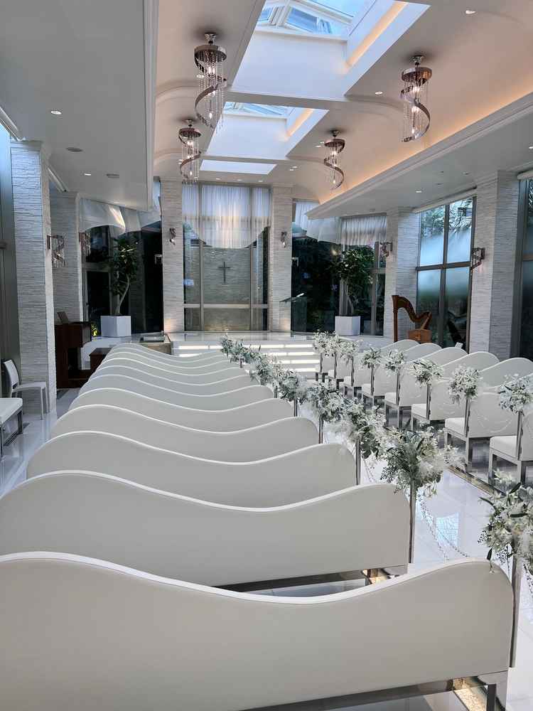 チャペル会場。見学に行った際は曇空だったが、それを感じさせない明るいチャペルで雰囲気も良かった。