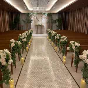 バージンロード。木目のブラインドがあり都内の喧騒を忘れさせてくれる。日中は日差しが入るそう