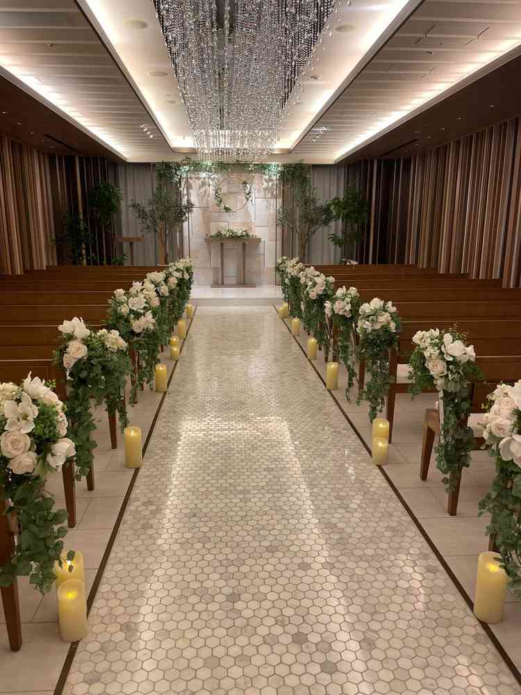 バージンロード。木目のブラインドがあり都内の喧騒を忘れさせてくれる。日中は日差しが入るそう