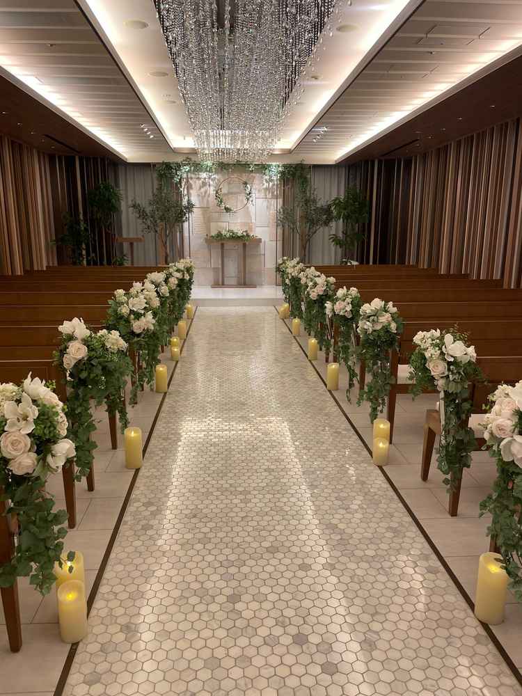 バージンロード。木目のブラインドがあり都内の喧騒を忘れさせてくれる。日中は日差しが入るそう