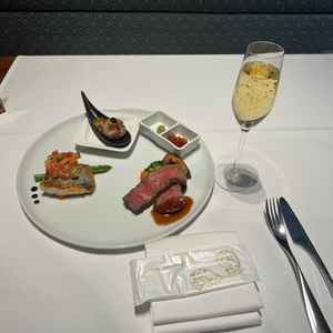 試食は前菜、肉魚含むワンプレート。