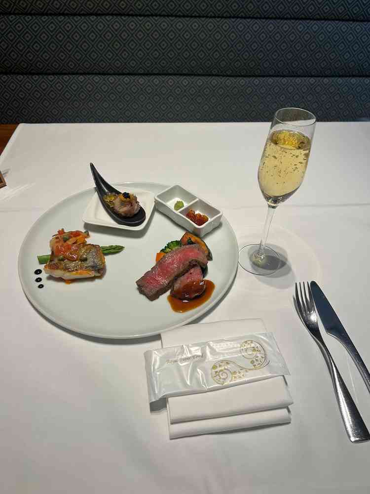 試食は前菜、肉魚含むワンプレート。