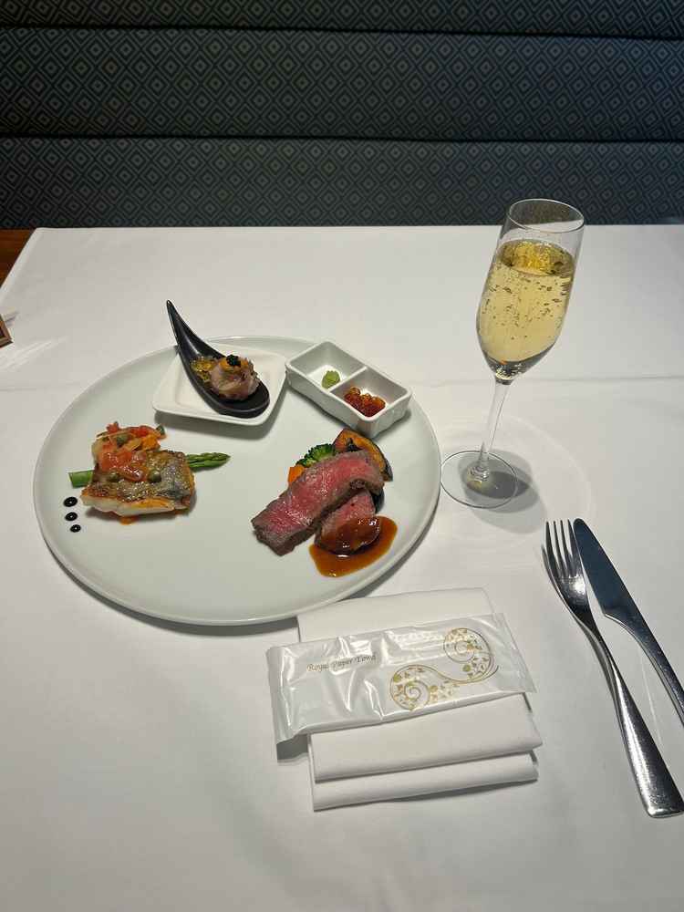 試食は前菜、肉魚含むワンプレート。