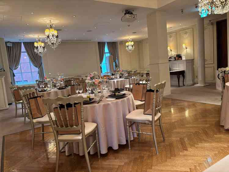 披露宴会場、クラシカルな雰囲気でこちらもとても写真映えします