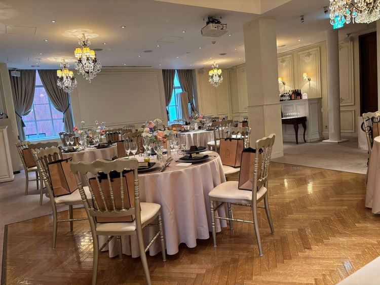 披露宴会場、クラシカルな雰囲気でこちらもとても写真映えします