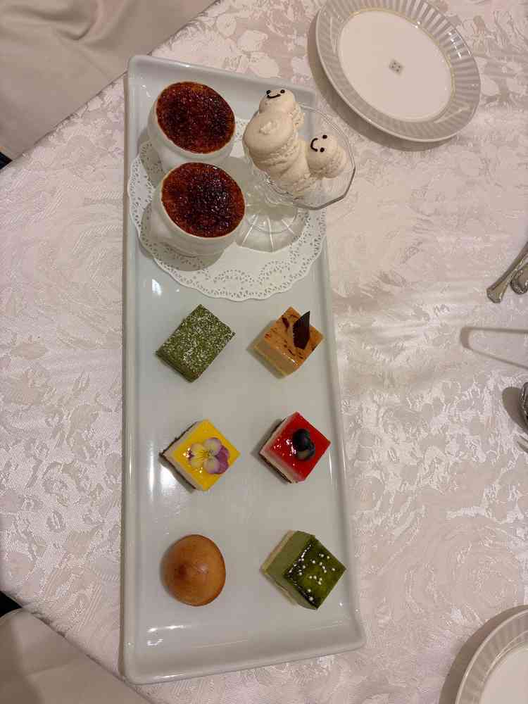 お料理デザートの一部クリームビュルレが想像以上に美味しかったです。