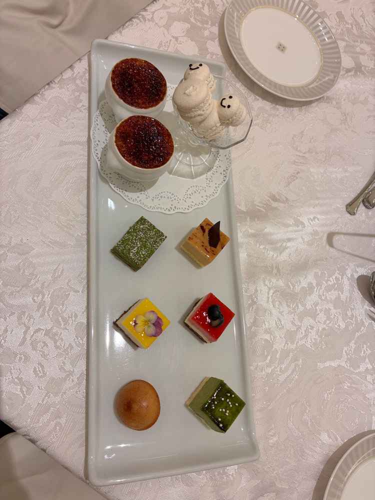 お料理デザートの一部クリームビュルレが想像以上に美味しかったです。