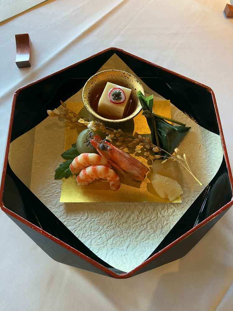 前菜。エビとかずのこが美味しかった。