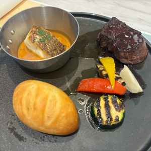 スタンダードなコースの1,2ランク上のものを試食。肉も魚もあり、満足感がある。