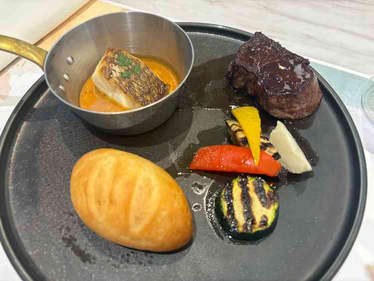 スタンダードなコースの1,2ランク上のものを試食。肉も魚もあり、満足感がある。